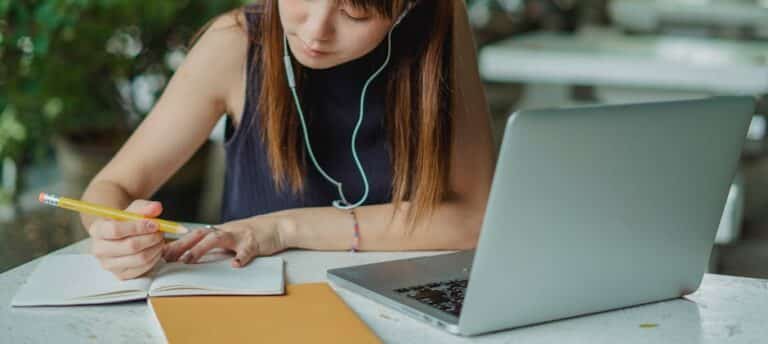social essay ai helper